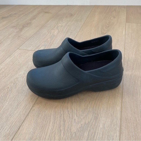 Dual Crocs Comfort Black Slip On Shoes Women's Size 10 - Picture 4 of 6